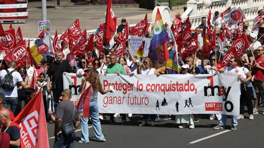 Duizenden mensen marcheren tijdens 1 mei-protesten over lage lonen en werknemersrechten op de Canarische Eilanden